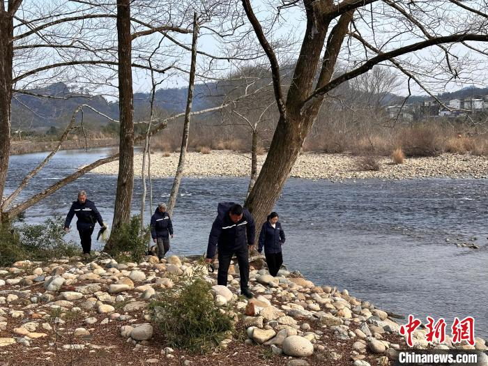 玉龙环保：网格员们巡查河道